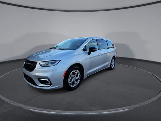 Used 2024 Chrysler Pacifica Limited FWD image 3