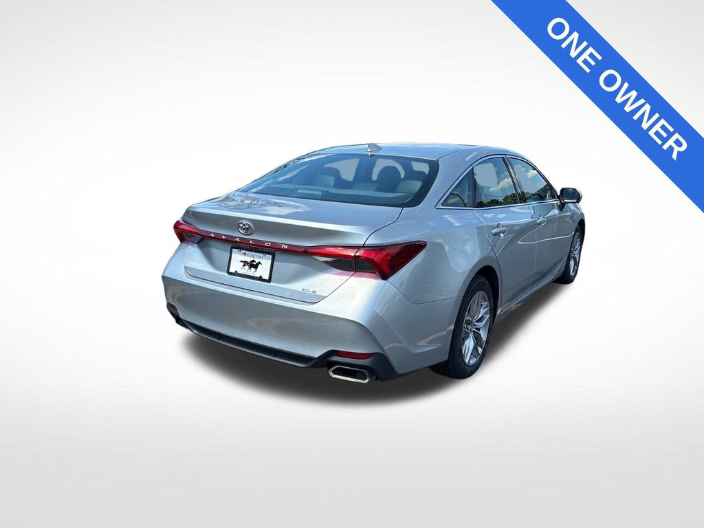 Used 2021 Toyota Avalon XLE w/ Moonroof Package FWD image 3