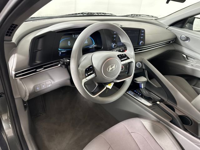 Used 2025 Hyundai Elantra SE w/ Cargo Package FWD image 13