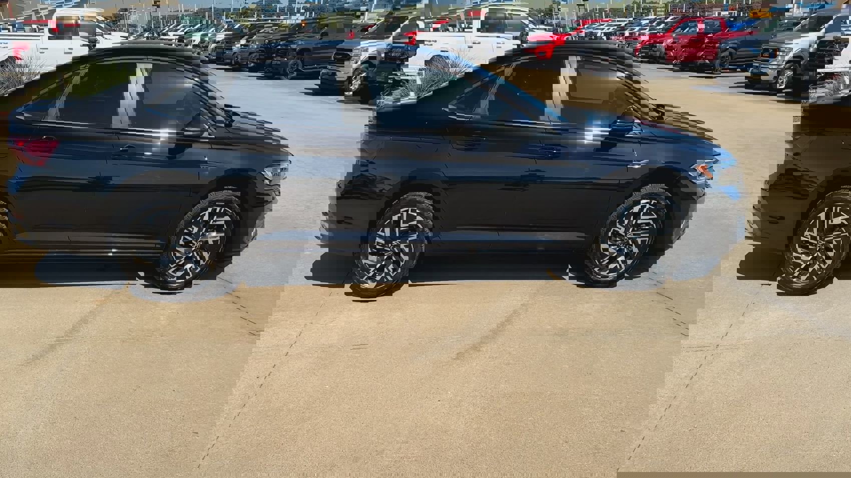 Used 2024 Volkswagen Jetta SEL image 8