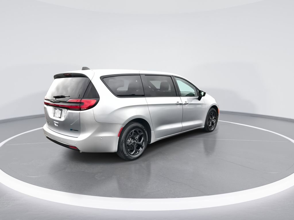 Used 2023 Chrysler Pacifica Limited w/ S Appearance Package FWD image 8
