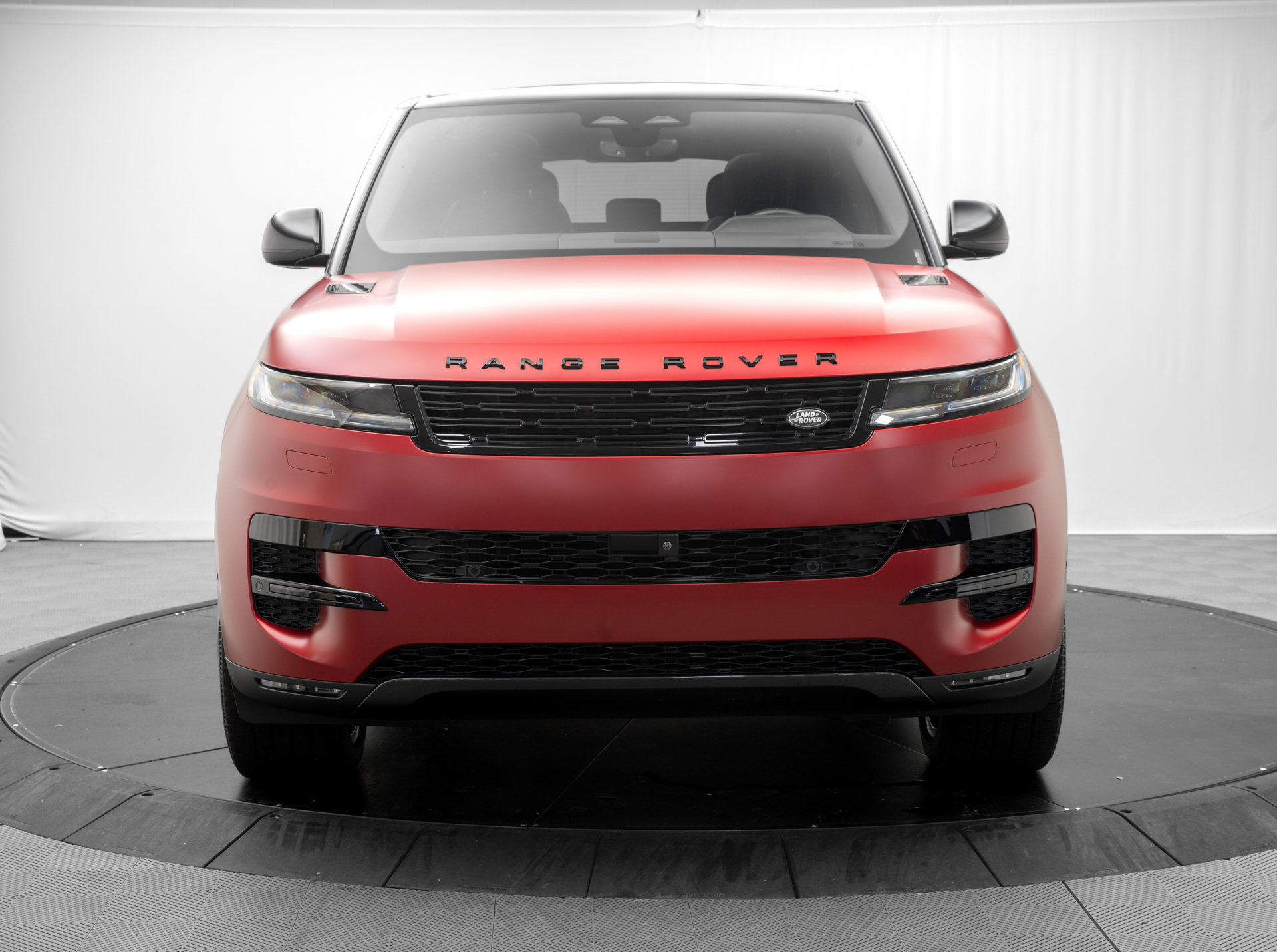 Used 2025 Land Rover Range Rover Sport SE AWD/4WD image 2