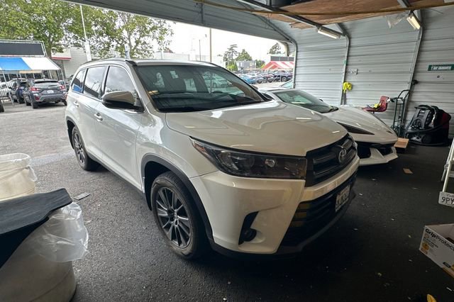Used 2019 Toyota Highlander SE AWD/4WD image 2