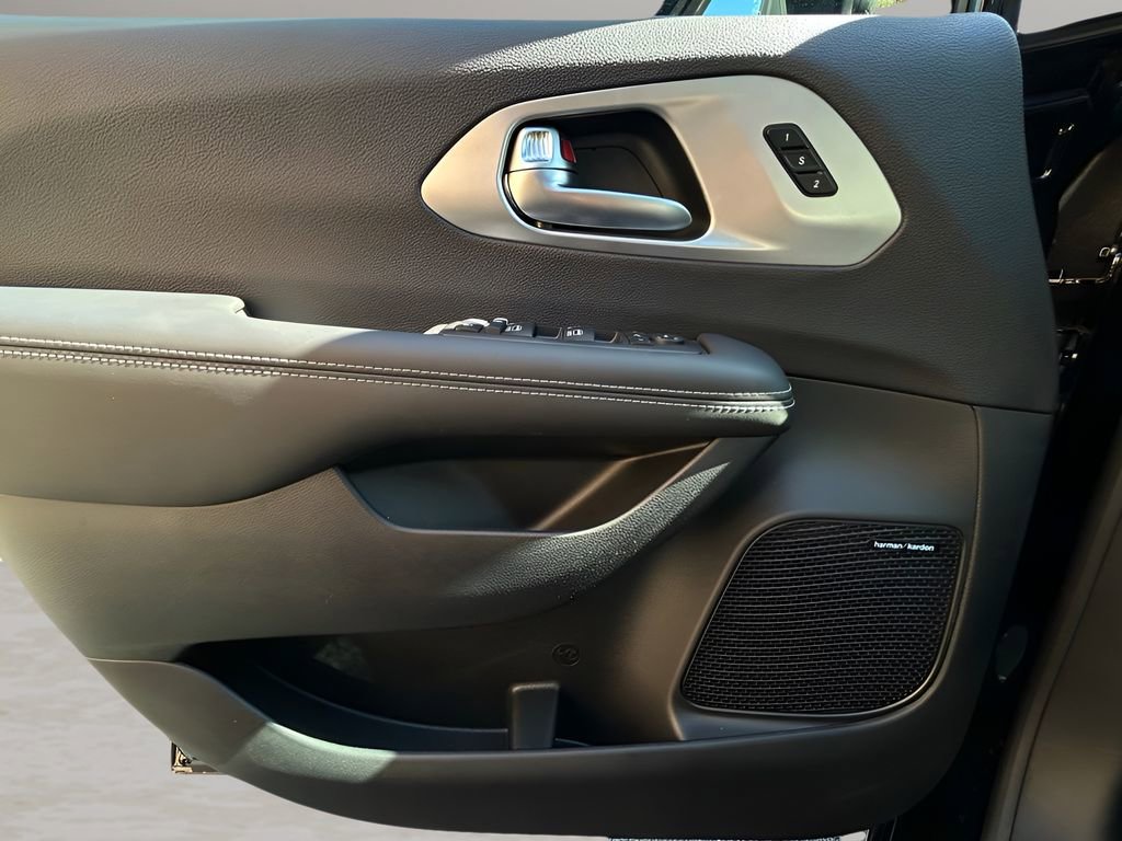 New 2026 Chrysler Pacifica Limited w/ Uconnect Theater Family Group image 28