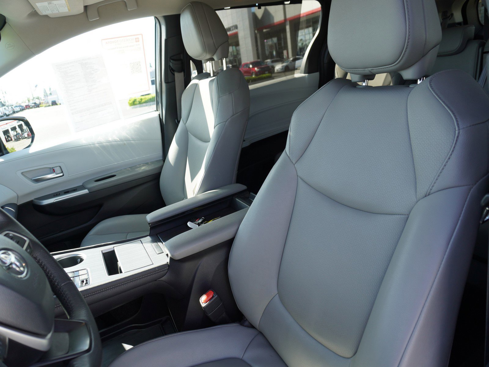 Used 2025 Toyota Sienna XLE image 23