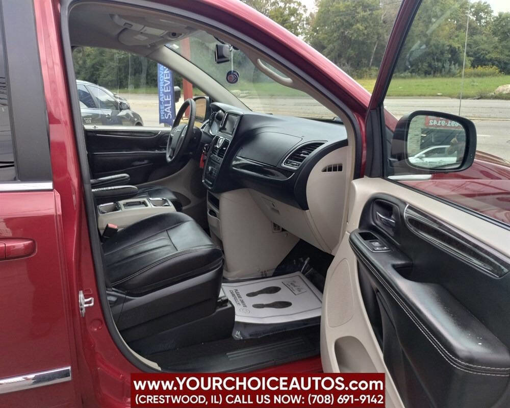 Used 2015 Chrysler Town & Country Touring image 20
