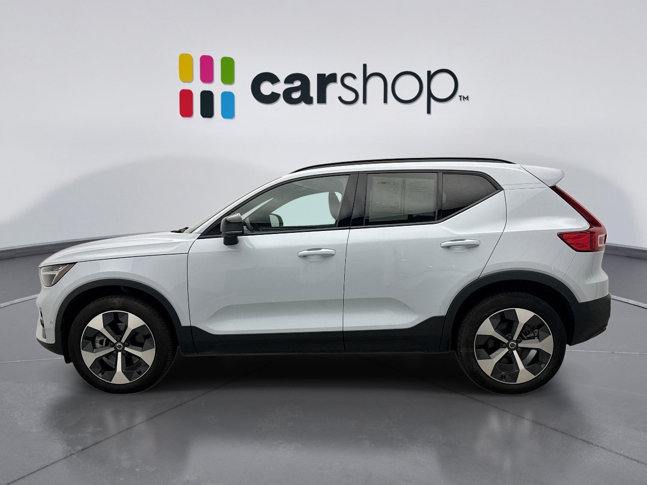 Used 2025 Volvo XC40 B5 Plus AWD/4WD image 2