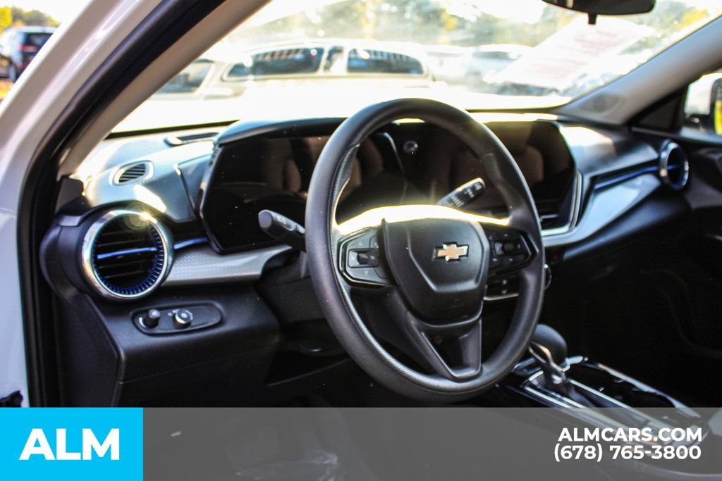 Used 2025 Chevrolet Trax LT FWD image 31