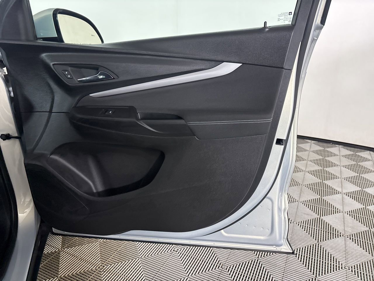 Used 2022 Chevrolet Bolt EUV LT w/ Comfort Package image 23