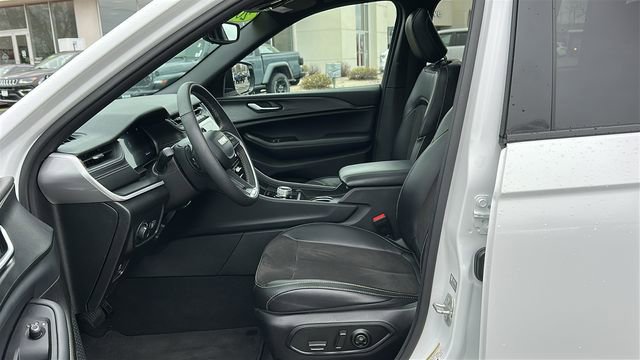 Used 2023 Jeep Grand Cherokee Altitude AWD/4WD image 9