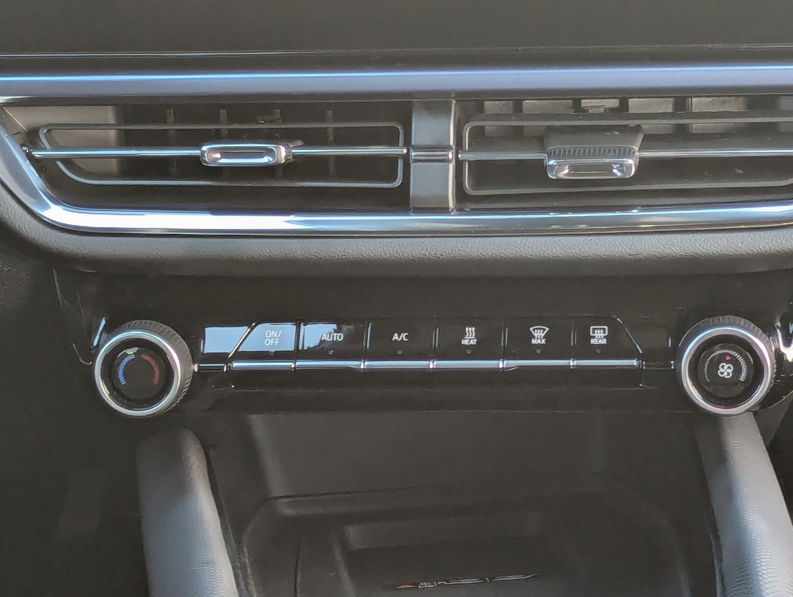 Certified 2025 Chevrolet Equinox EV LT w/ Convenience Package image 21