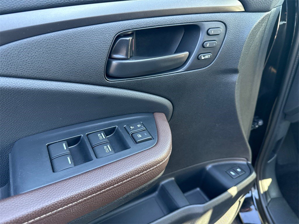 Certified 2025 Honda Passport EX-L image 19