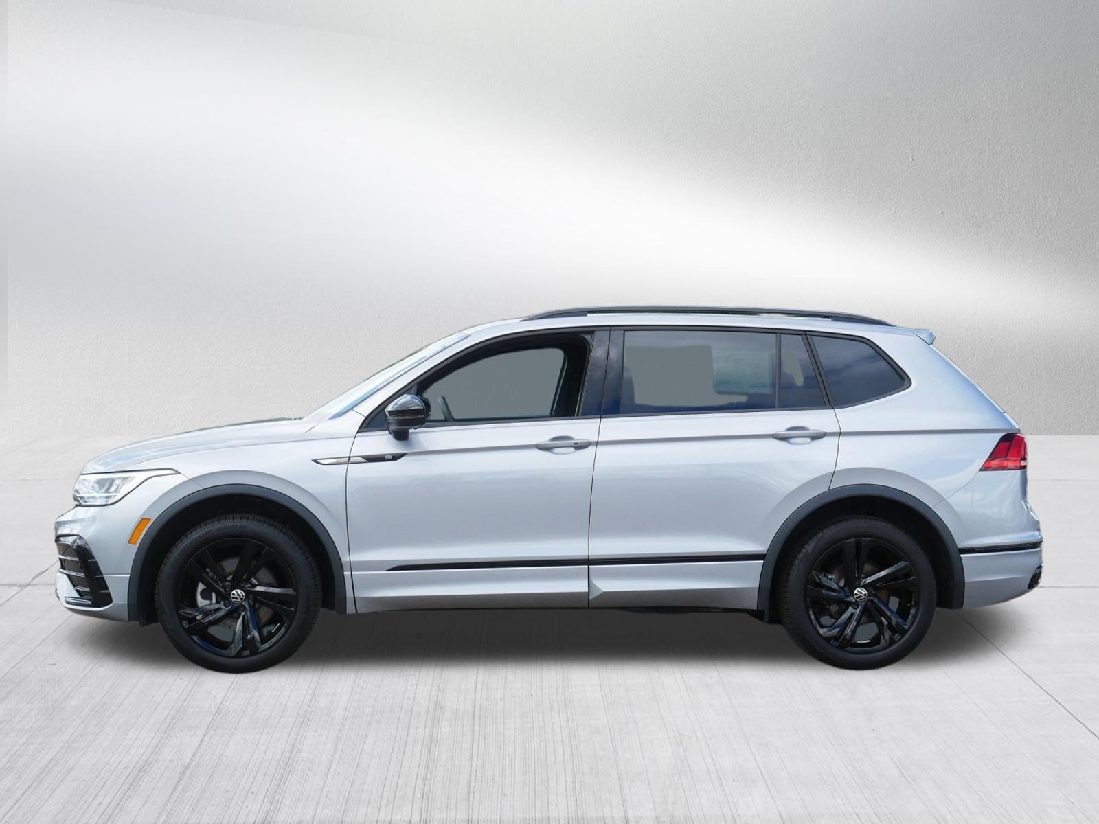 Used 2023 Volkswagen Tiguan SE R-Line AWD/4WD image 4