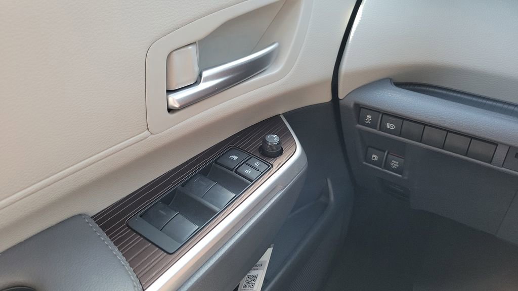 Used 2024 Toyota Sienna XLE FWD image 23