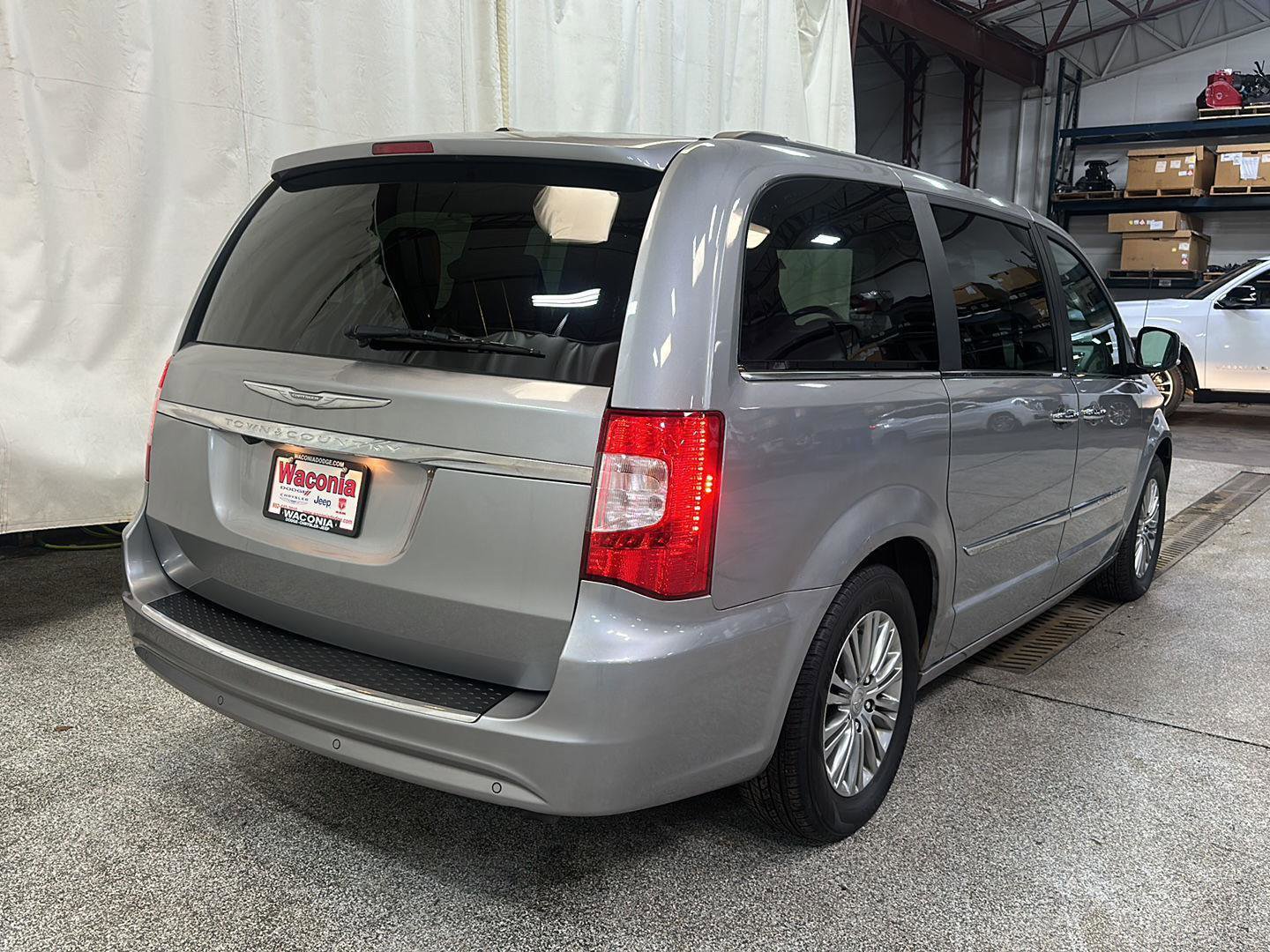 Used 2014 Chrysler Town & Country Touring-L w/ Driver Convenience Group image 6