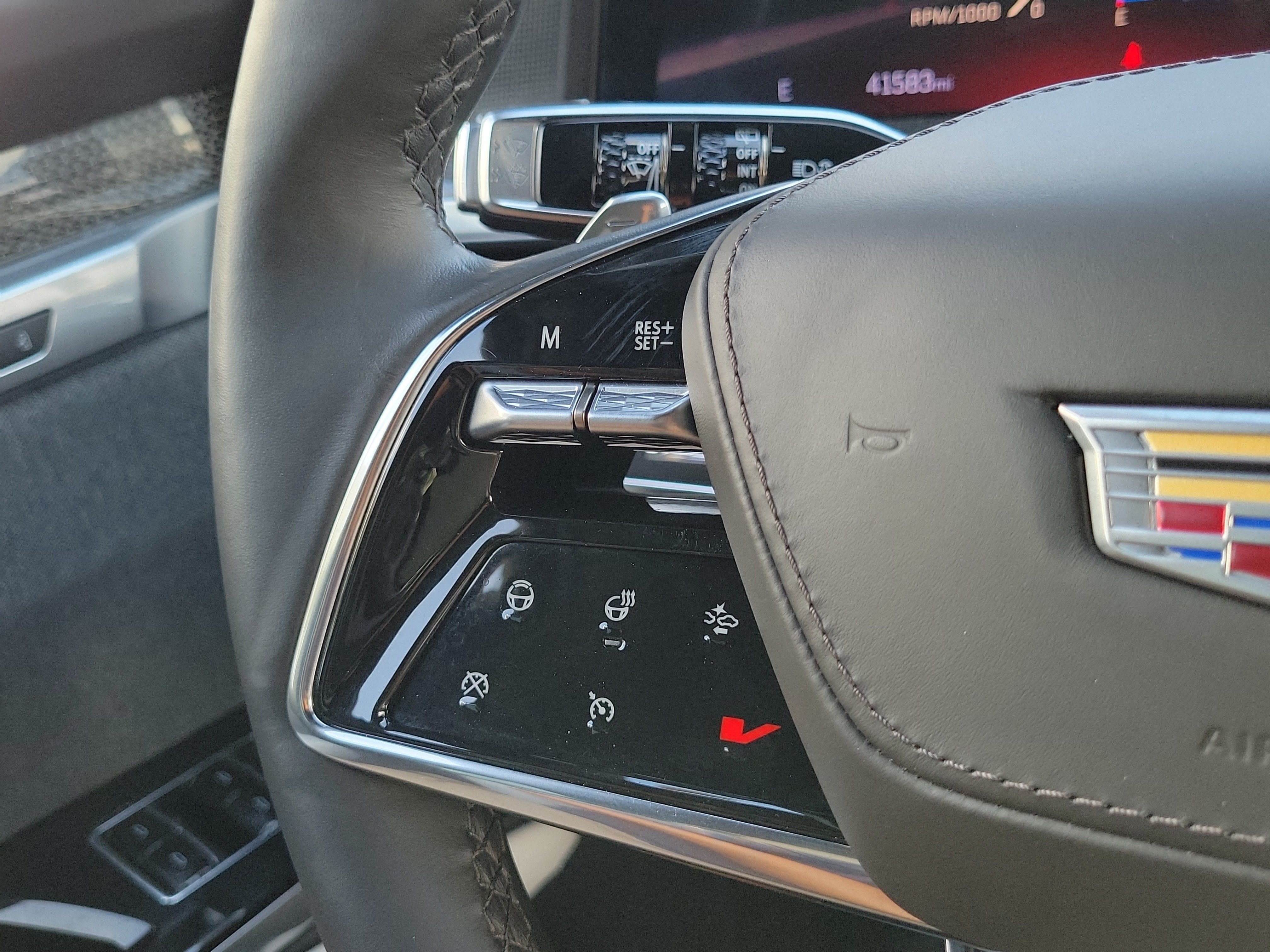 Used 2025 Cadillac Escalade ESV V AWD/4WD image 26