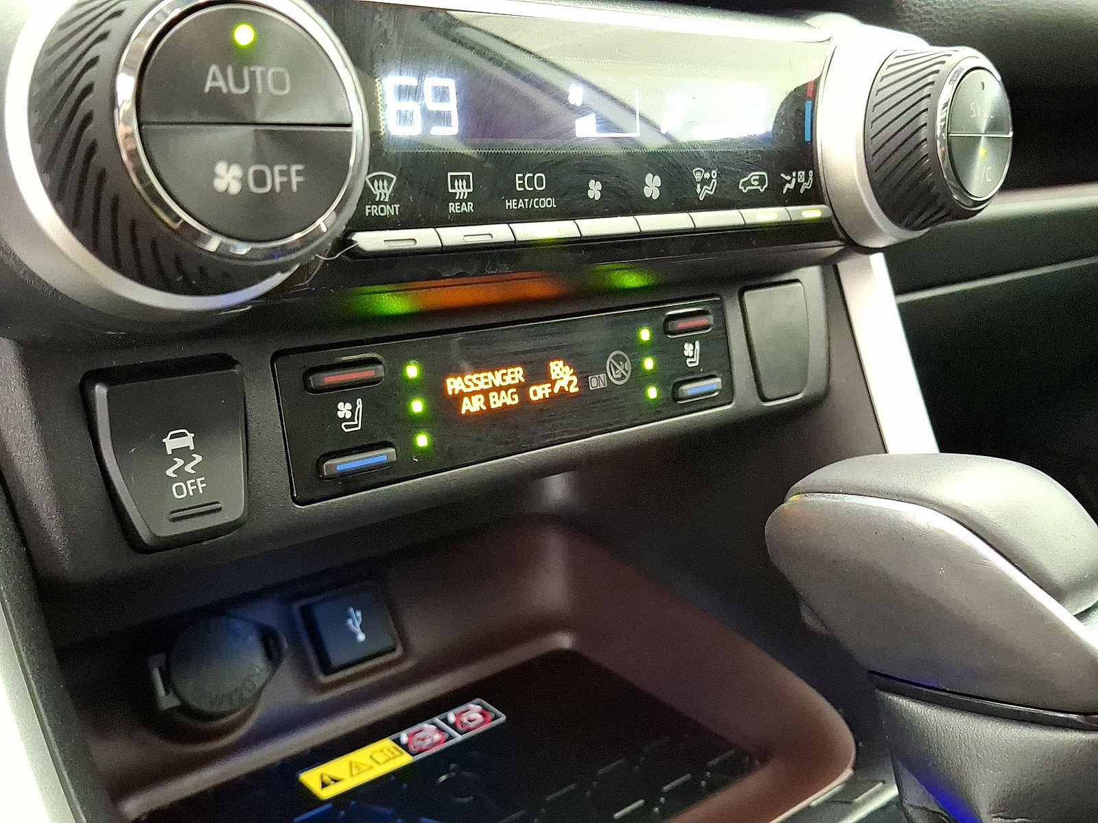 Used 2022 Toyota RAV4 Limited image 19
