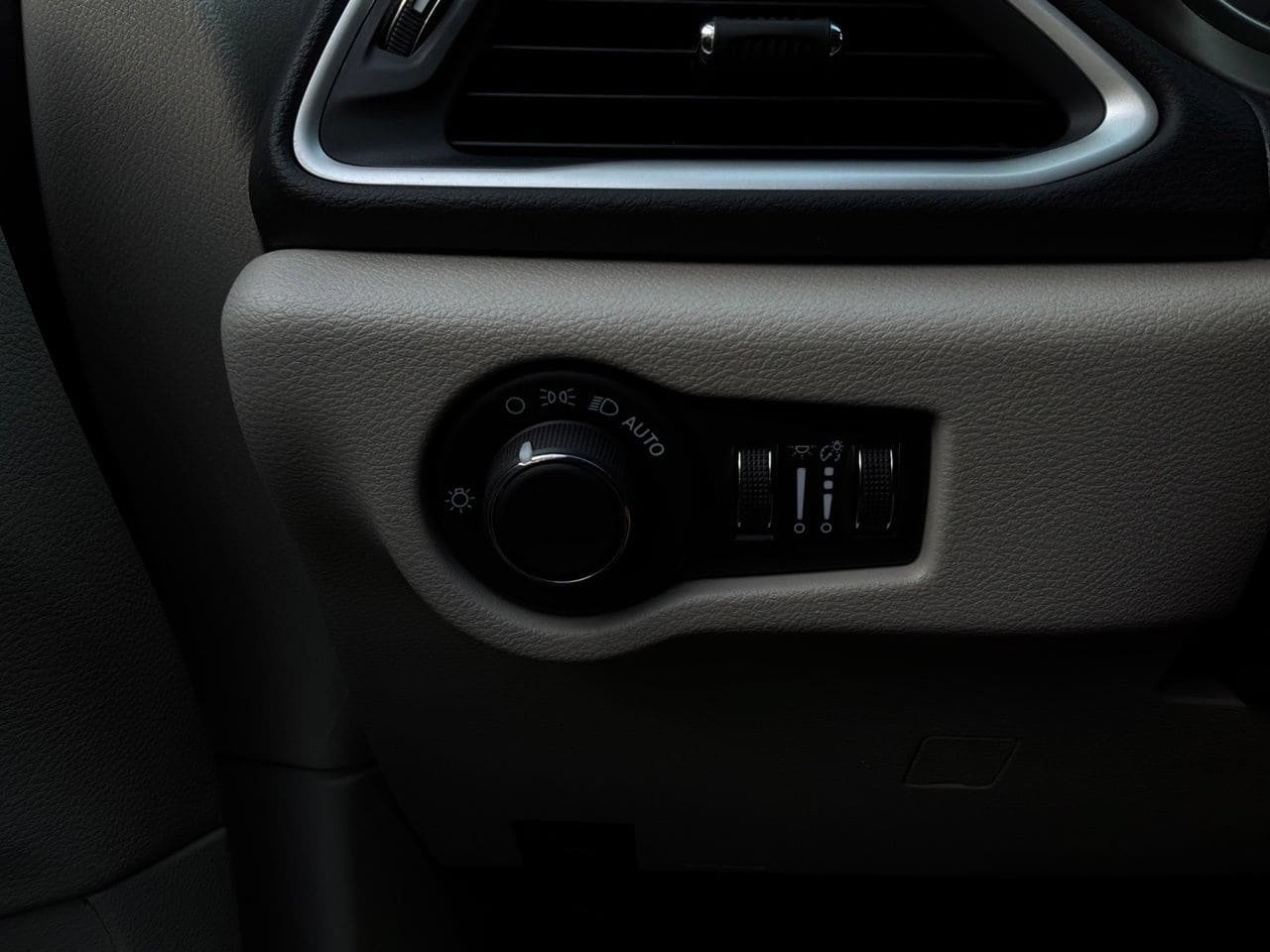Used 2024 Chrysler Voyager LX FWD image 25