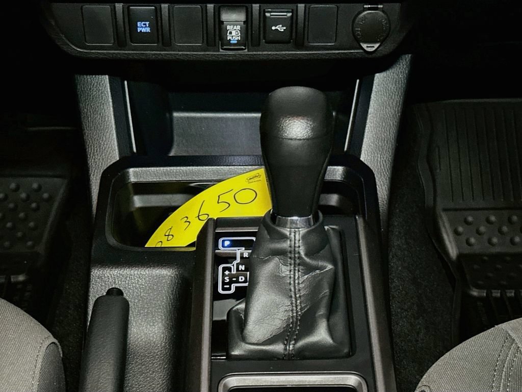 Used 2020 Toyota Tacoma SR5 AWD/4WD image 33