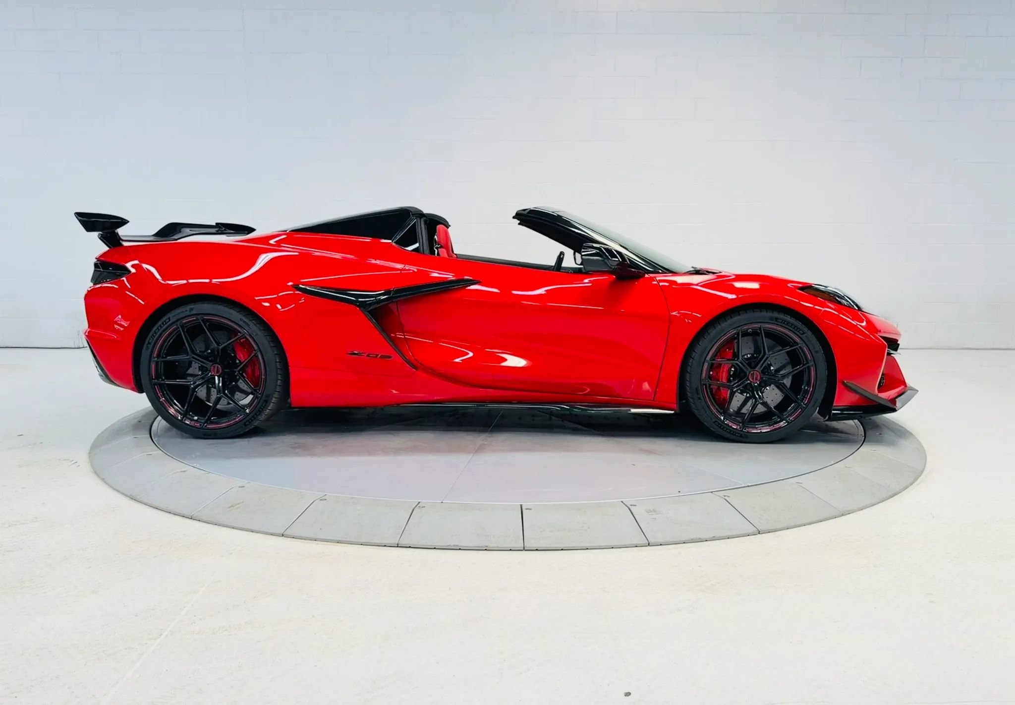 Used 2024 Chevrolet Corvette Z06 w/ Z07 Performance Package RWD image 2