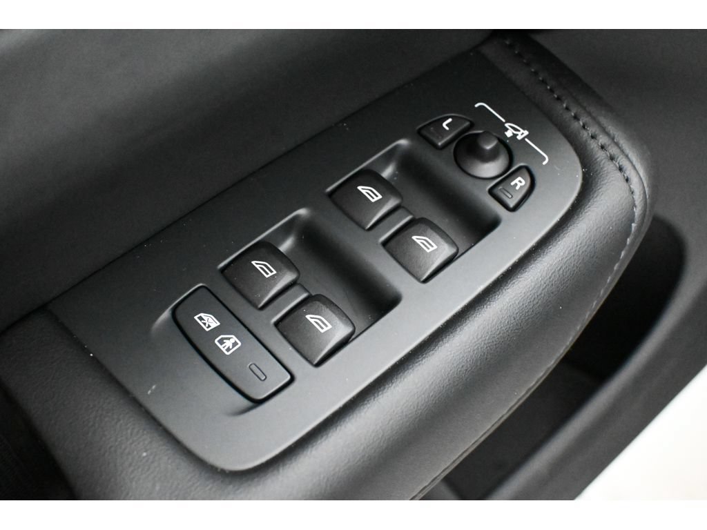 Used 2025 Volvo XC60 T8 Plus w/ Protection Package Premier AWD/4WD image 33