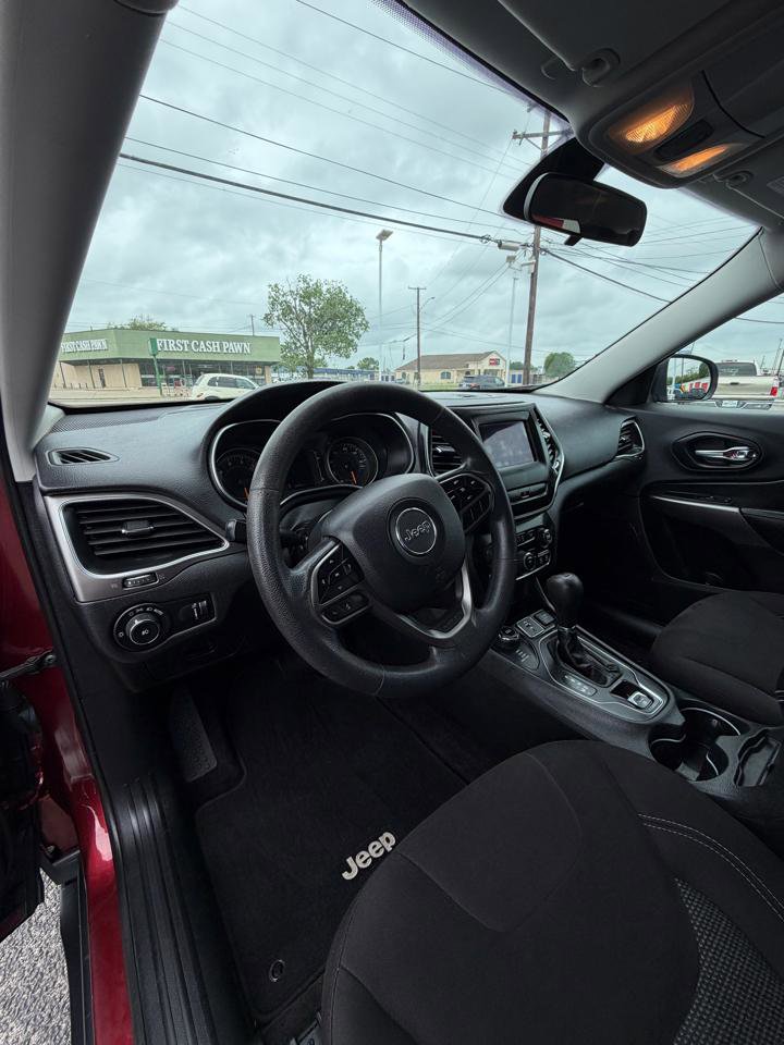 Used 2019 Jeep Cherokee Latitude w/ Popular Appearance Group AWD/4WD image 9