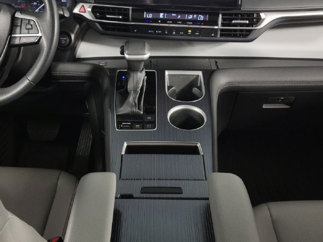 Used 2025 Toyota Sienna XLE w/ XLE Plus Package FWD image 27