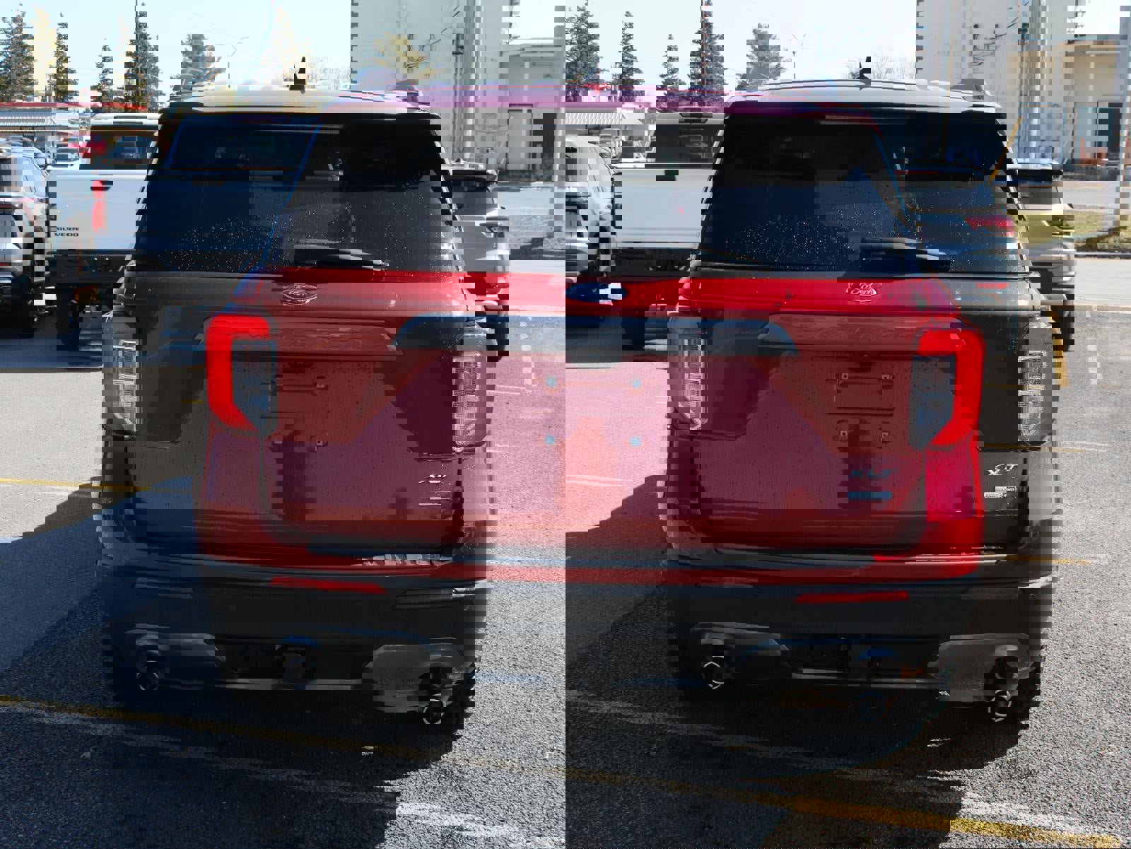 Used 2021 Ford Explorer XLT w/ Equipment Group 202A image 6