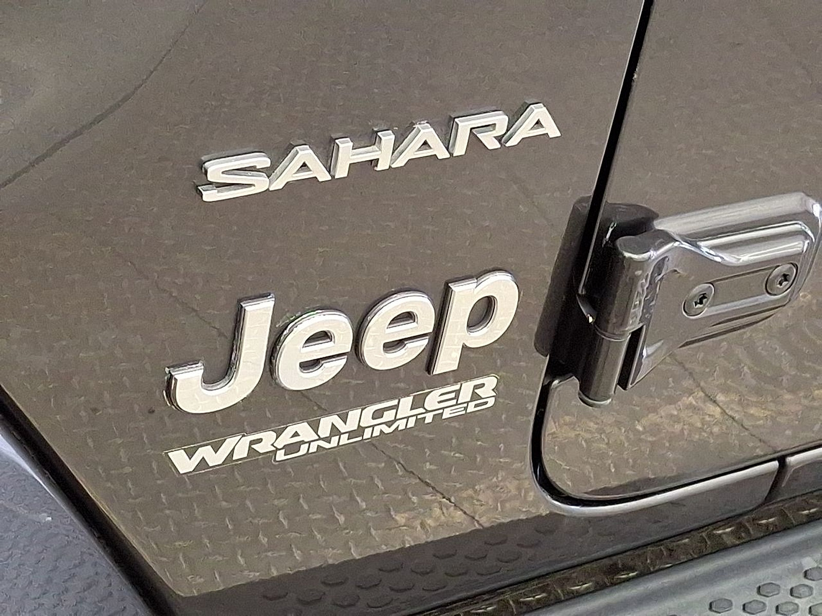 Used 2018 Jeep Wrangler Unlimited Sahara w/ Cold Weather Group AWD/4WD image 27