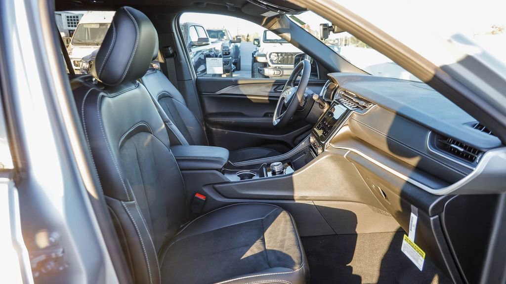 New 2025 Jeep Grand Cherokee Altitude image 18