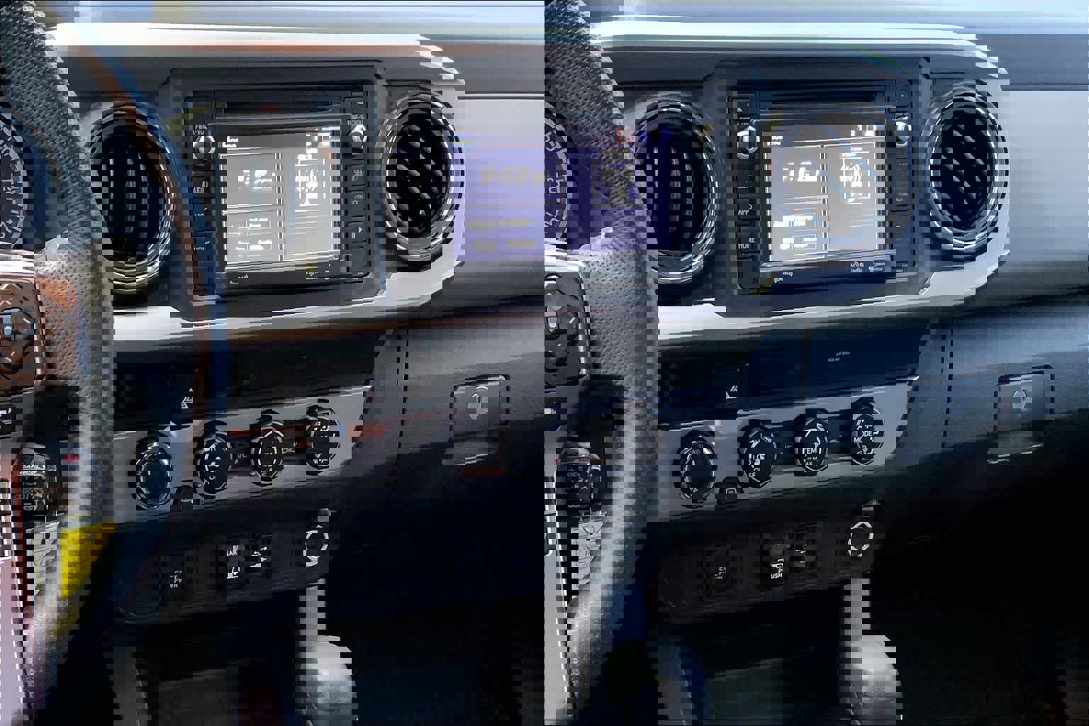 Used 2018 Toyota Tacoma SR5 AWD/4WD image 7