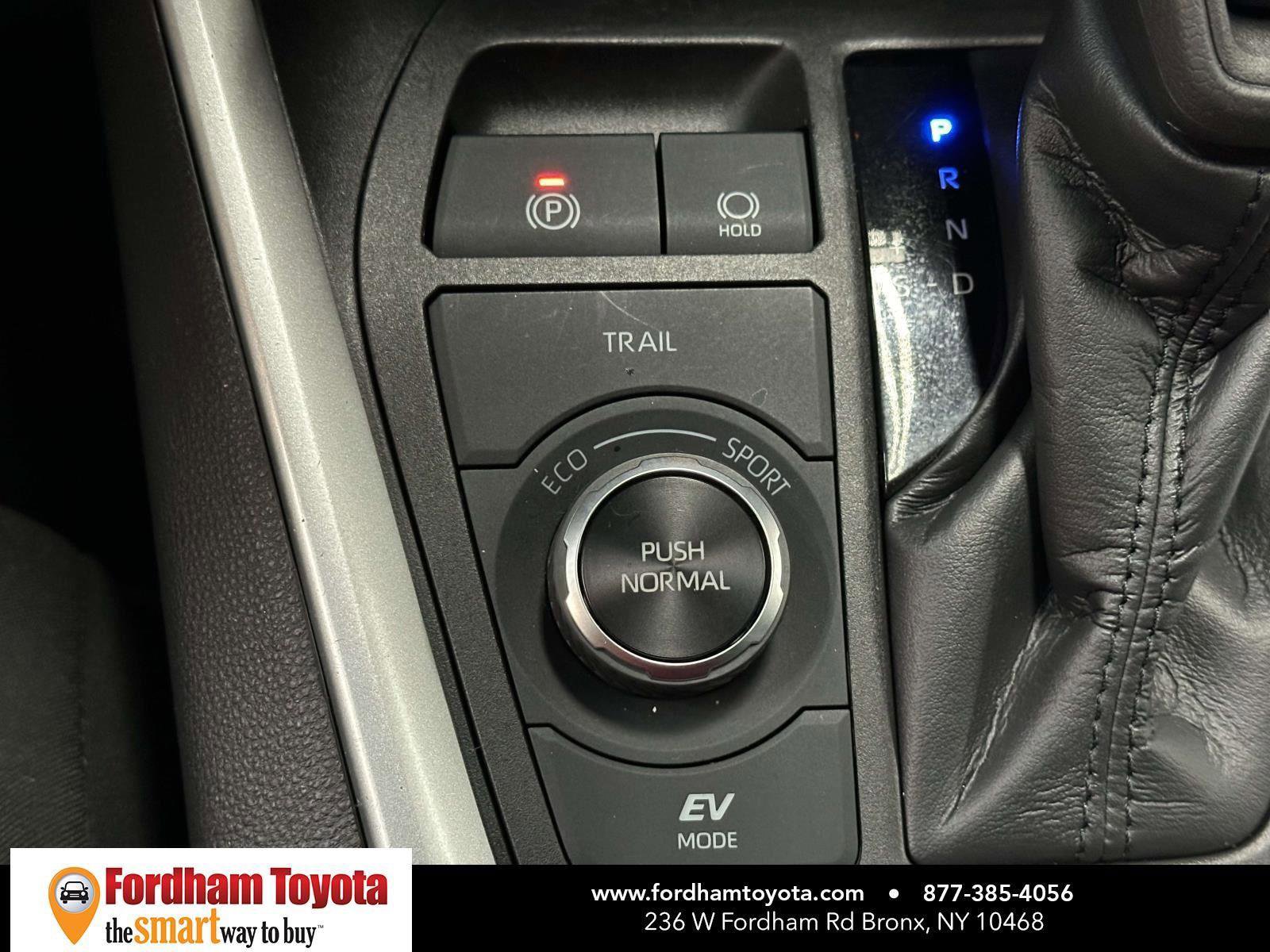 Used 2022 Toyota RAV4 LE AWD/4WD image 25