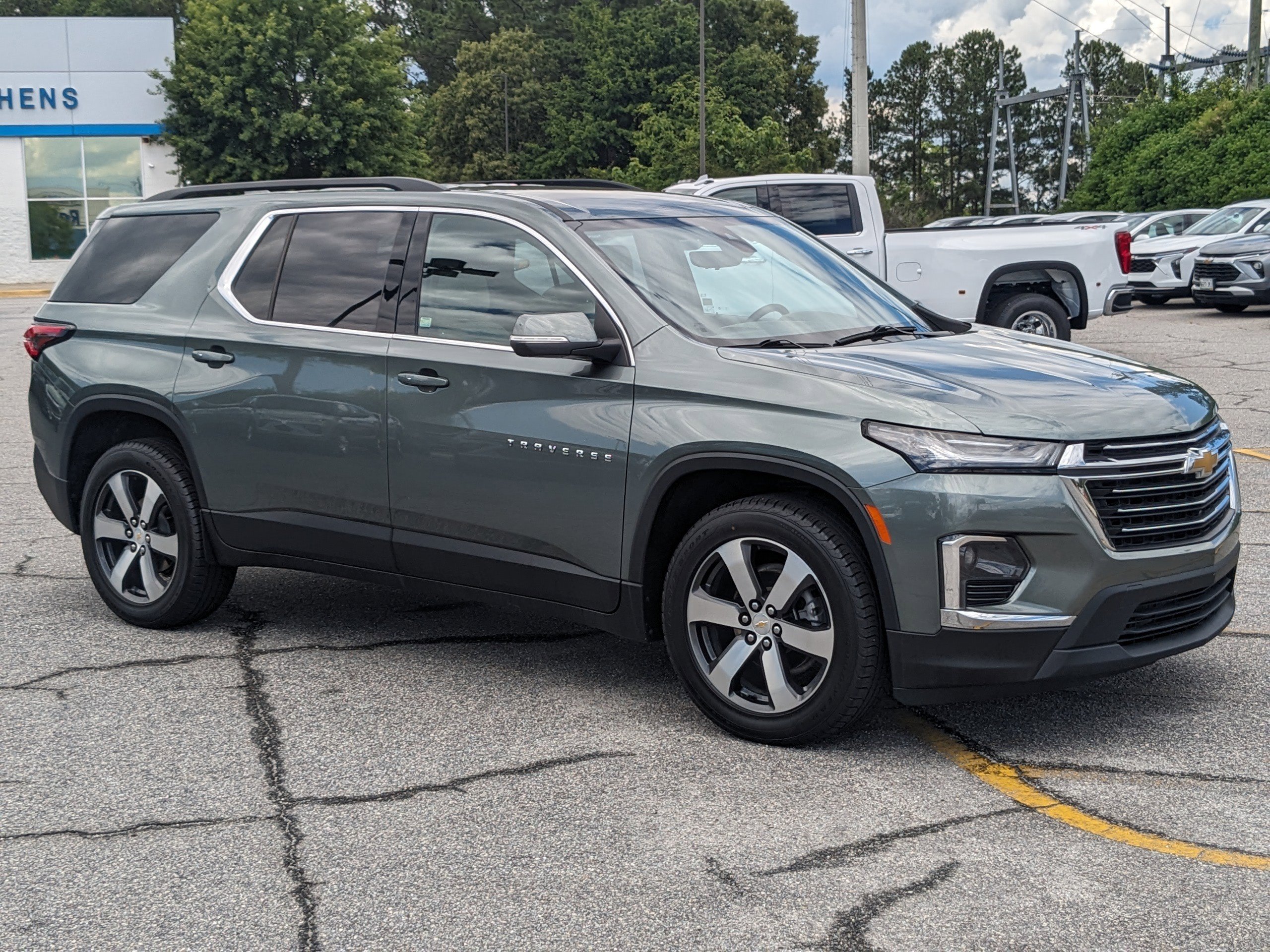 Used 2023 Chevrolet Traverse LT w/ LT Premium Package image 2