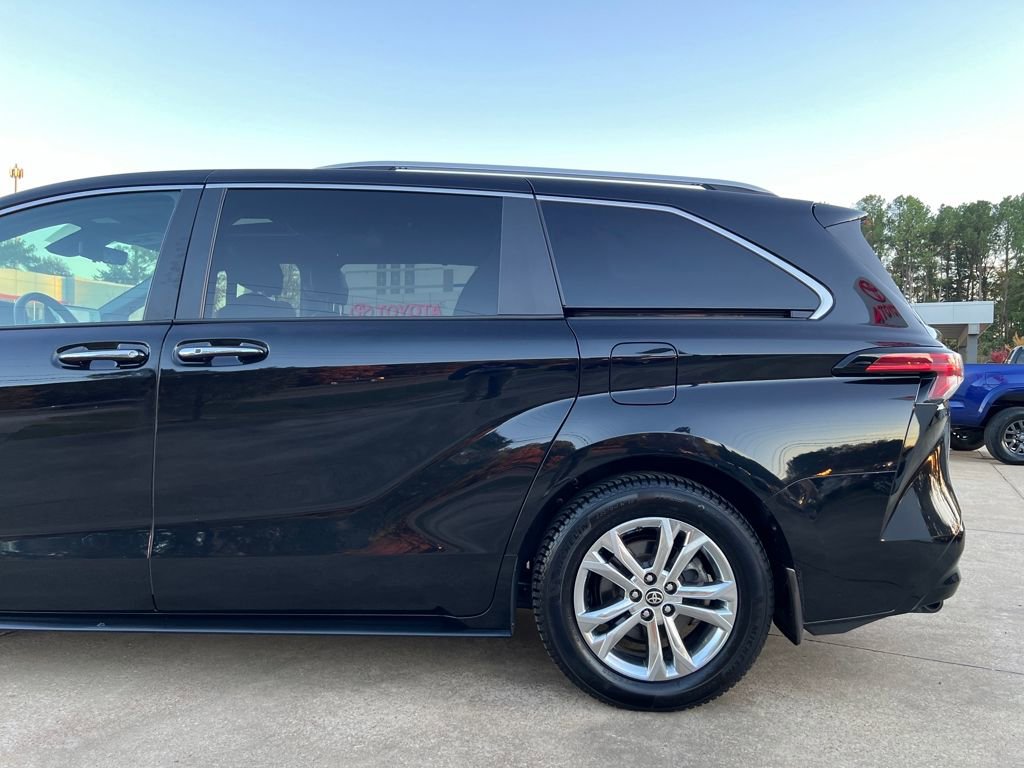 Used 2022 Toyota Sienna Platinum image 31