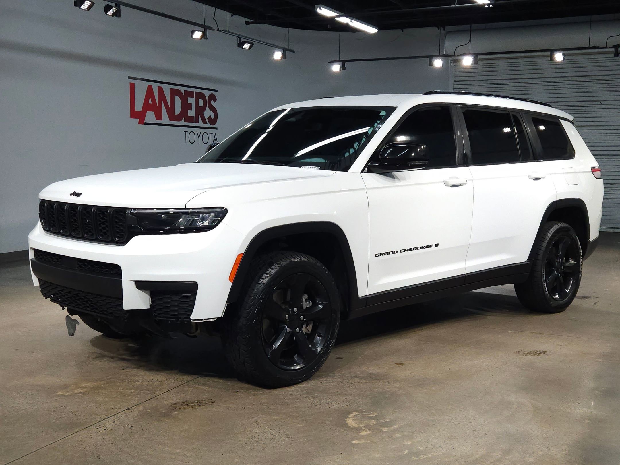 Used 2023 Jeep Grand Cherokee L Laredo image 3