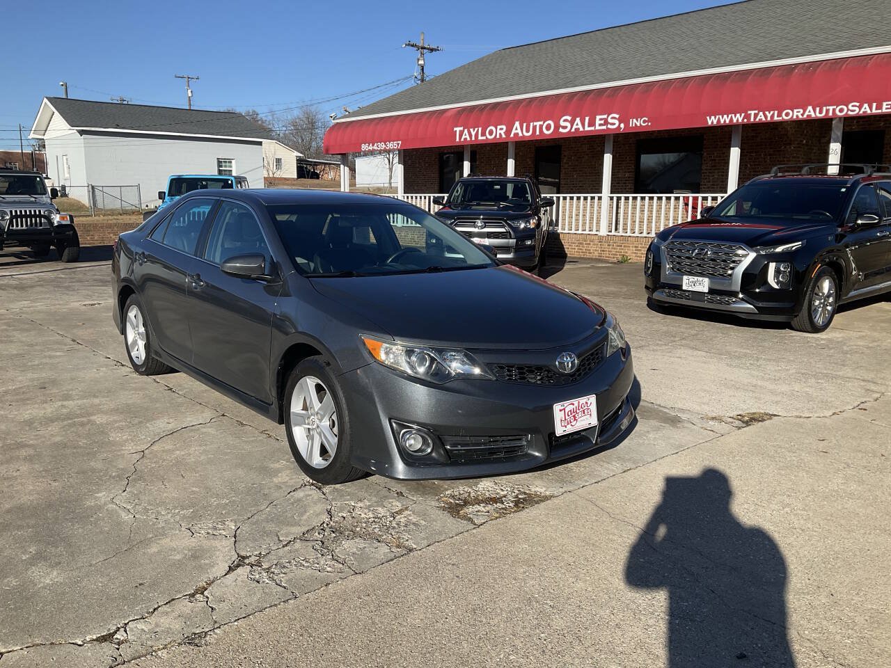 Used 2012 Toyota Camry SE FWD image 1
