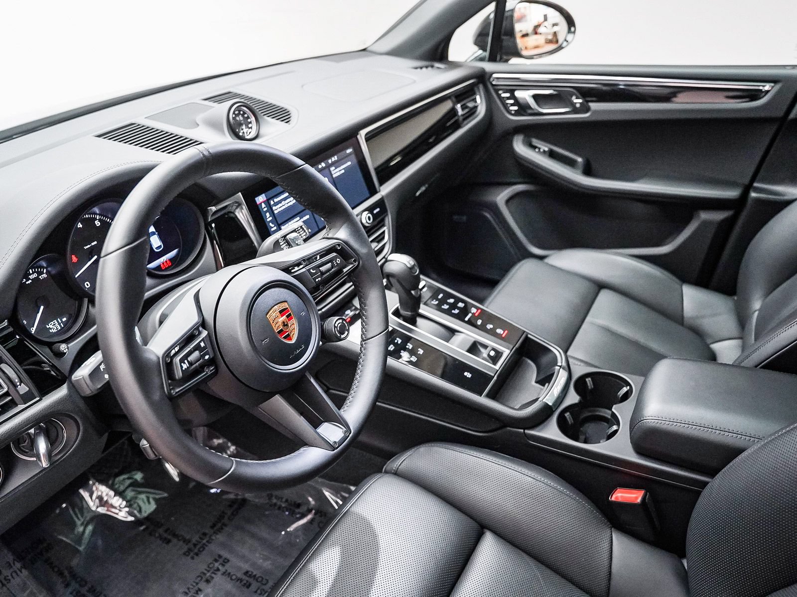 Certified 2026 Porsche Macan AWD/4WD image 4