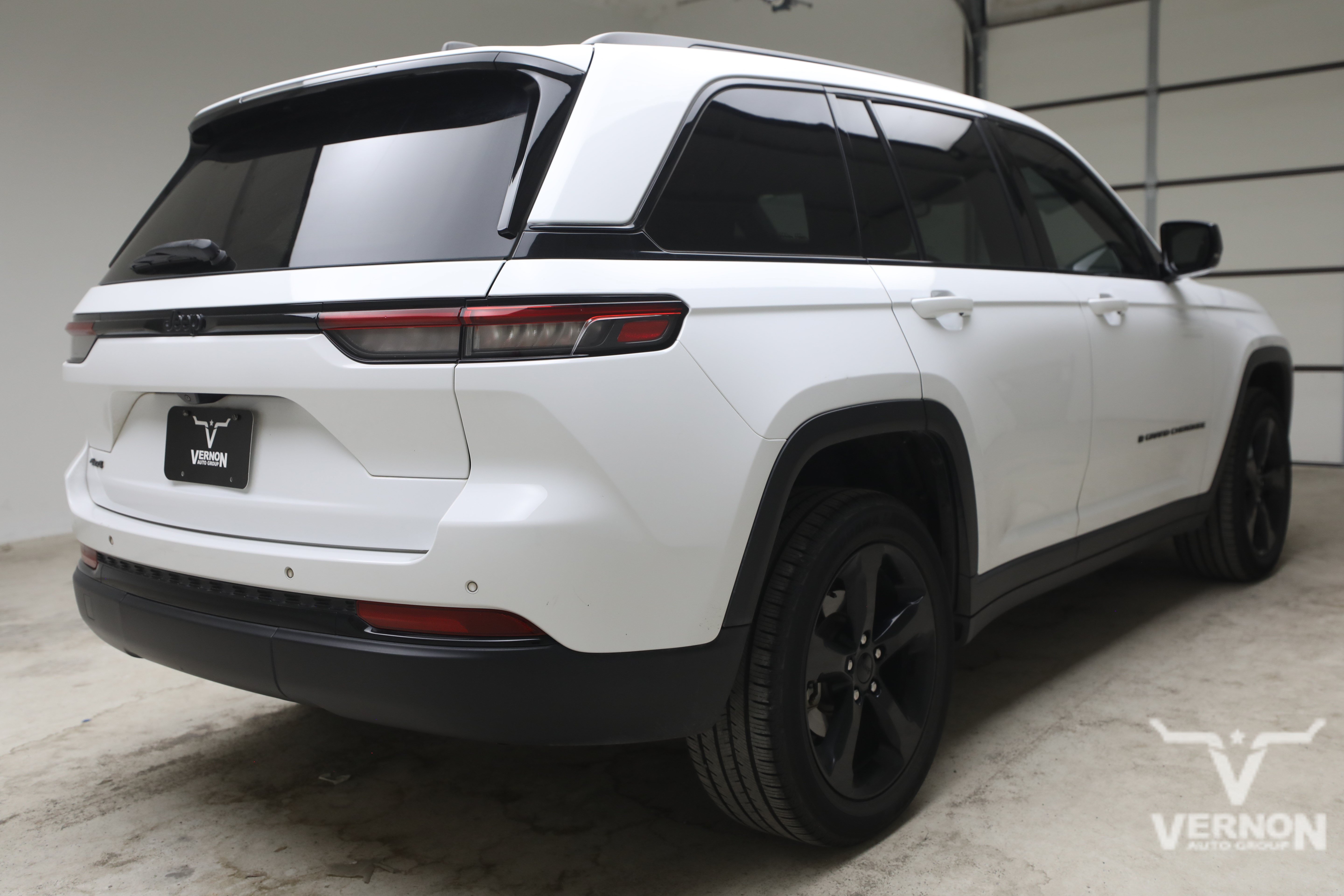 Used 2023 Jeep Grand Cherokee Altitude AWD/4WD image 4
