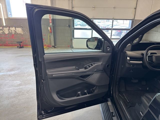 Used 2025 Lincoln Navigator Reserve w/ Jet Appearance Package image 9