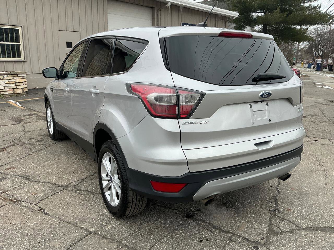 Used 2017 Ford Escape SE image 5