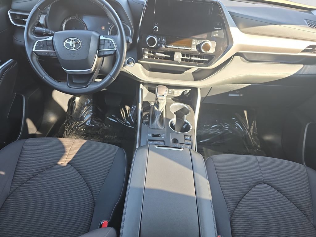 Used 2024 Toyota Highlander LE image 11