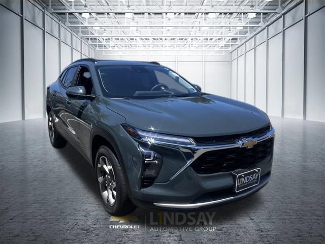 Used 2025 Chevrolet Trax LT FWD image 4