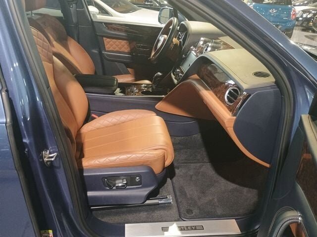 Used 2017 Bentley Bentayga image 6