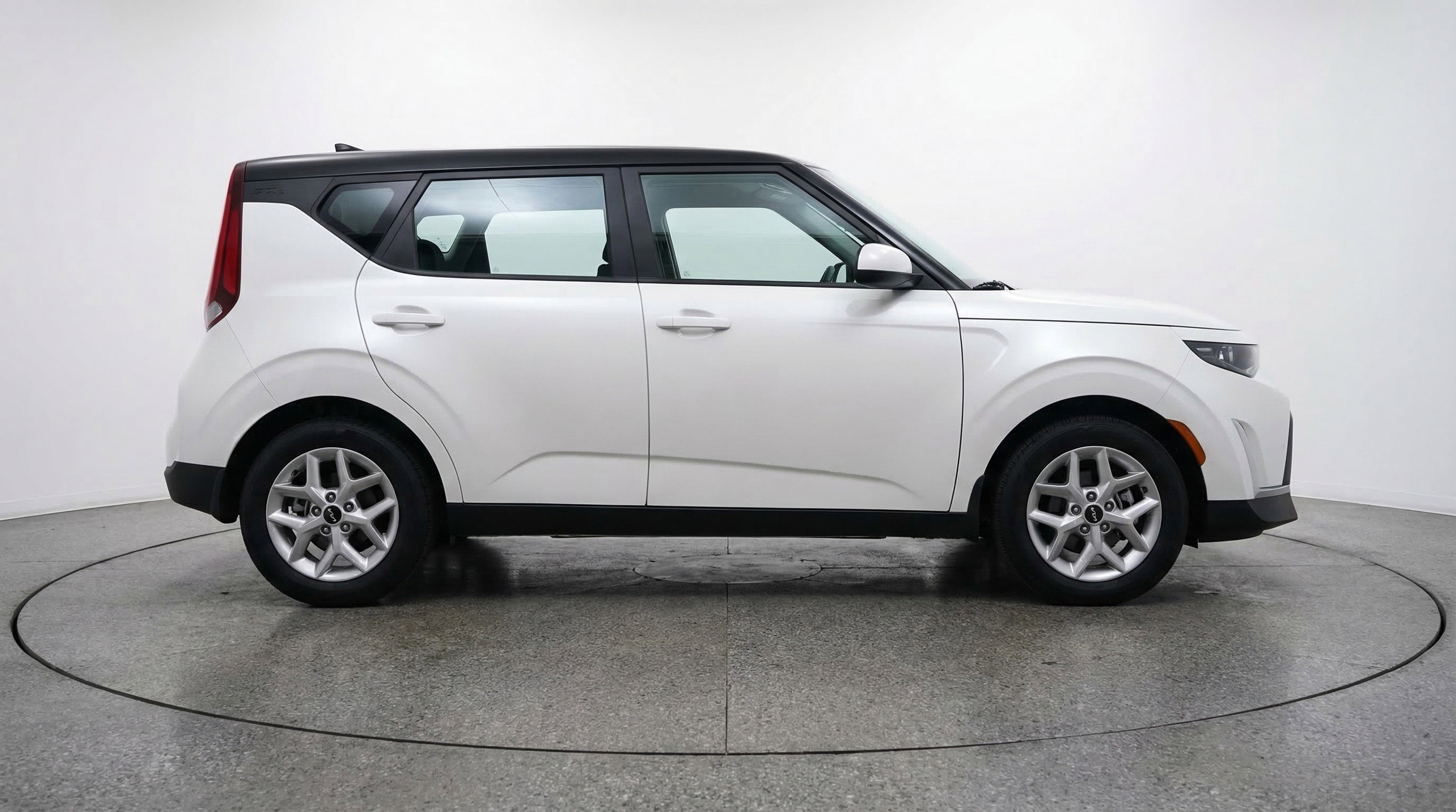 Used 2025 Kia Soul LX w/ LX Technology Package FWD image 11