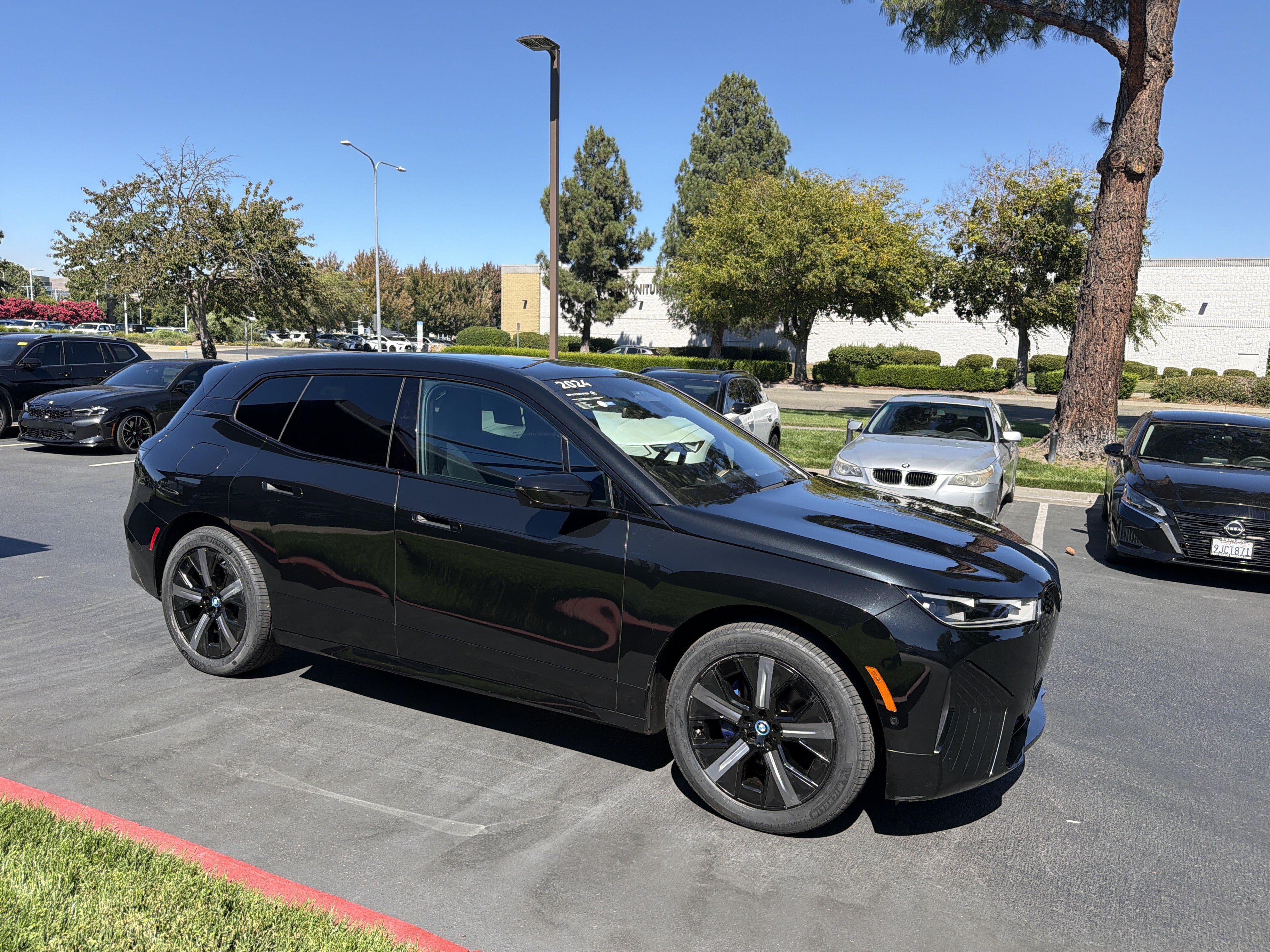 Used 2024 BMW iX xDrive50 w/ Sport Package AWD/4WD image 15