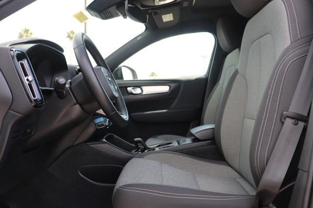 Used 2024 Volvo XC40 B5 Core image 10