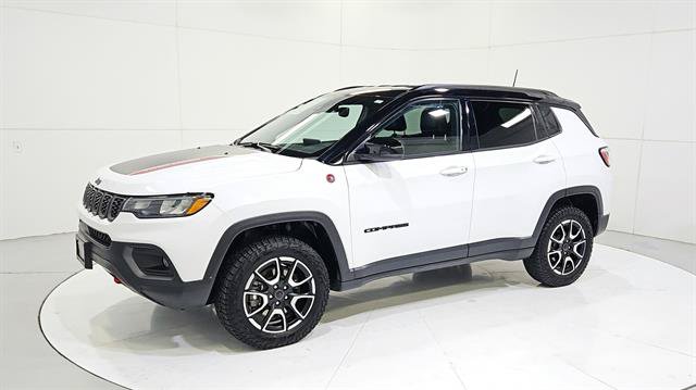 Used 2025 Jeep Compass Trailhawk AWD/4WD image 3