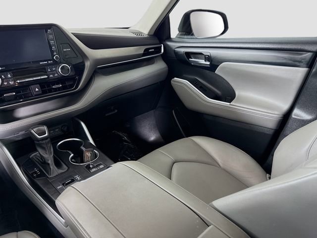 Used 2022 Toyota Highlander XLE FWD image 23