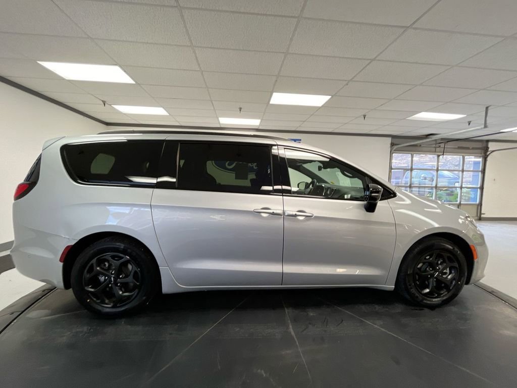 Used 2024 Chrysler Pacifica Premium image 9