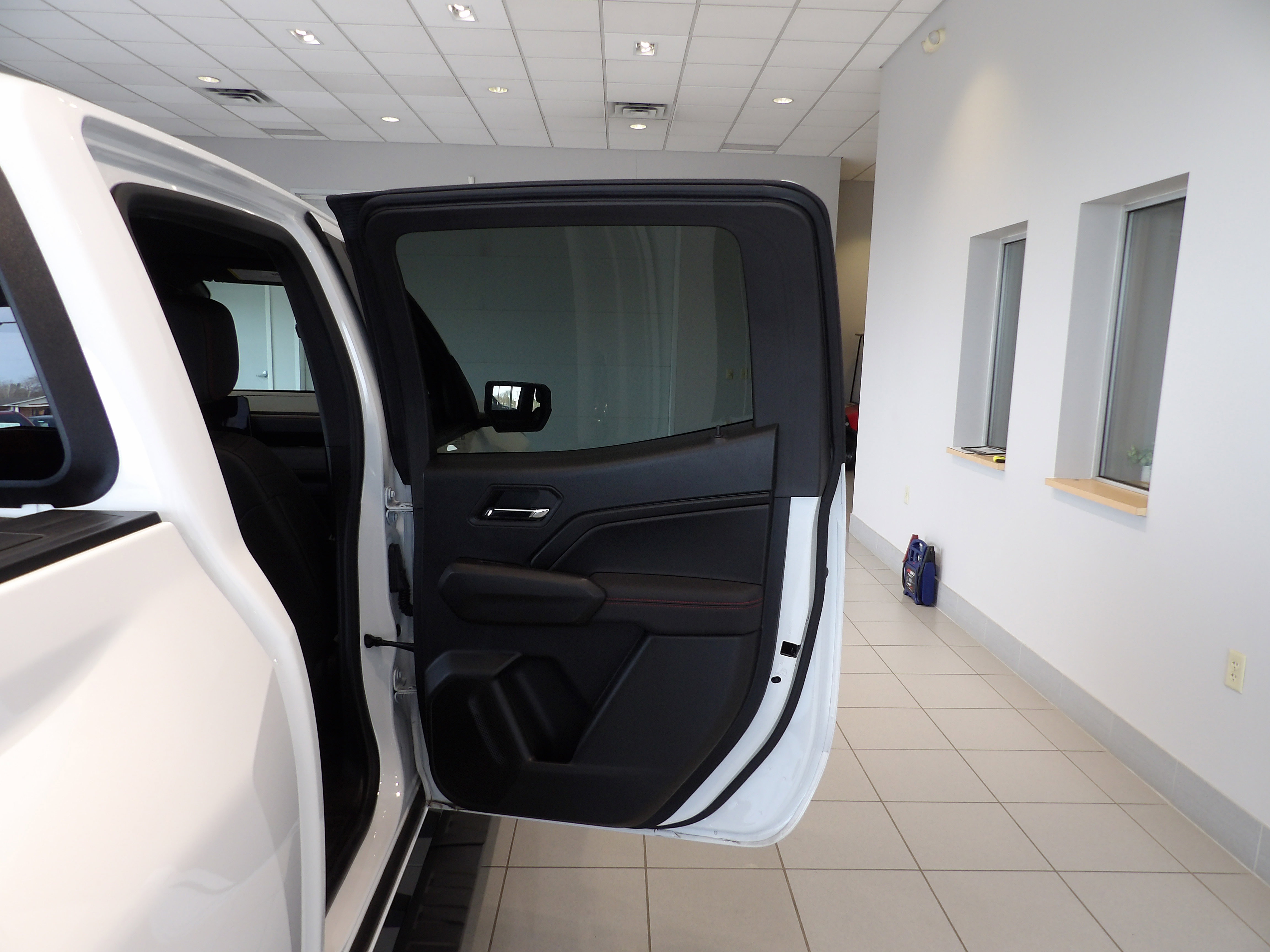 Used 2024 Chevrolet Colorado Z71 w/ Z71 Convenience Package 2 image 19